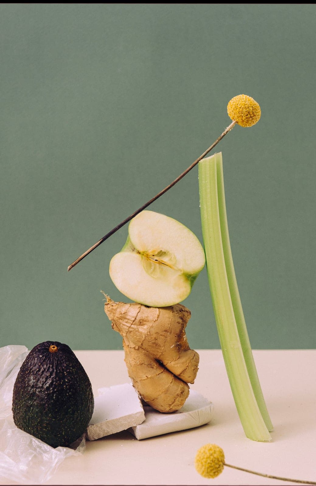 A composition balanced from apple, ginger and celery.